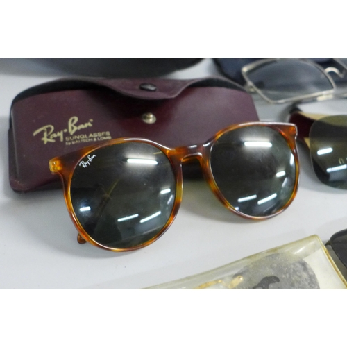 774 - A collection of Ray Ban glasses and cases and other vintage glasses (14 items)