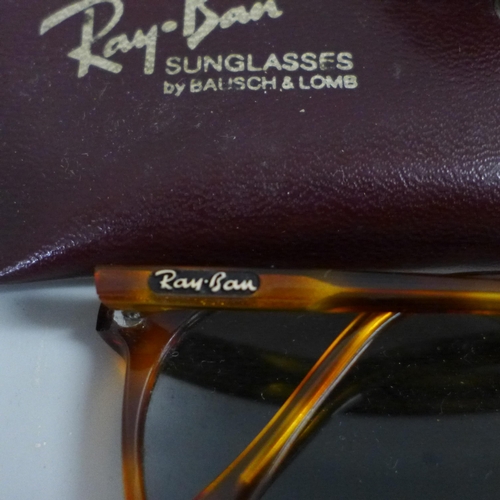 774 - A collection of Ray Ban glasses and cases and other vintage glasses (14 items)