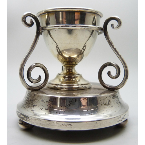 826 - A silver egg cup, Birmingham, 1965, 24g, together with a silver stand, London, 1919, 7.5cm (weighted... 