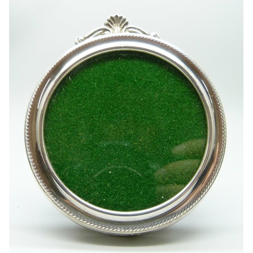 837 - A silver circular photograph frame, Birmingham, 1977, 8.4cm