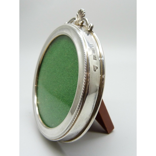 837 - A silver circular photograph frame, Birmingham, 1977, 8.4cm