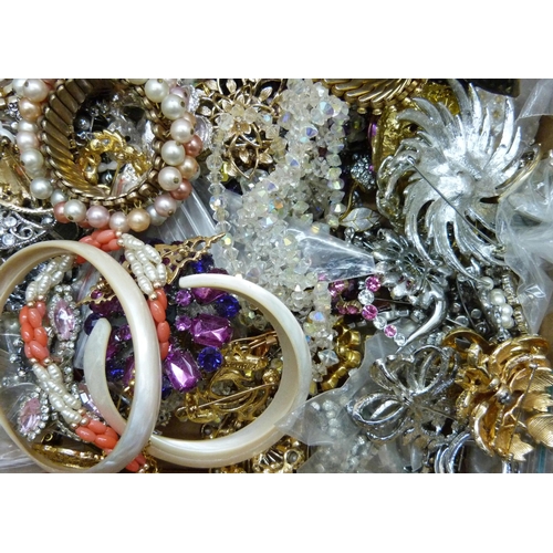 844 - A collection of costume jewellery