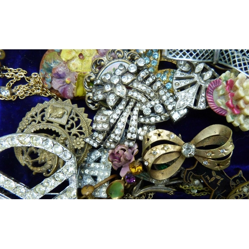 847 - A collection of vintage jewellery