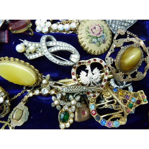 847 - A collection of vintage jewellery