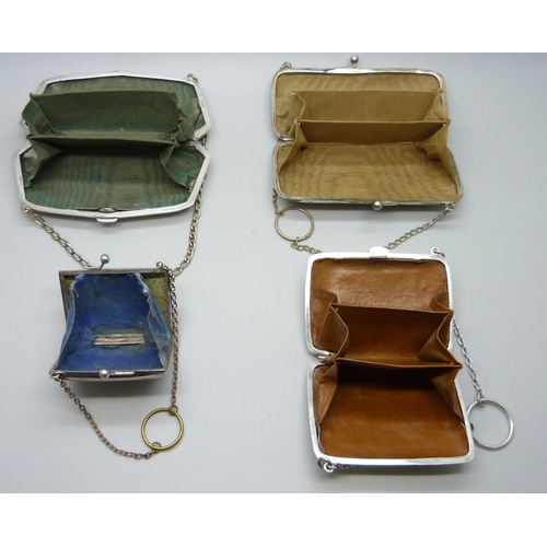 852 - An Art Deco silver purse, Birmingham, 1919, and other silver plated purses