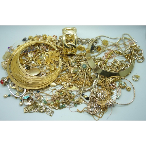 856 - A collection of gold tone jewellery