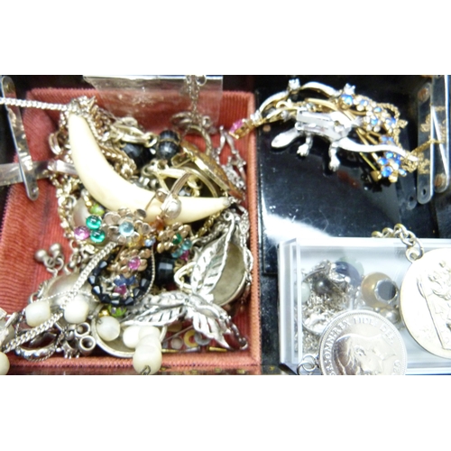 864 - A collection of costume jewellery in jewellery box