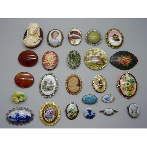 867 - Twenty four costume brooches