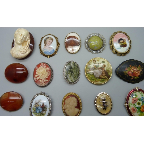 867 - Twenty four costume brooches