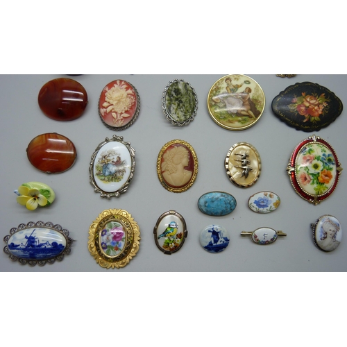 867 - Twenty four costume brooches