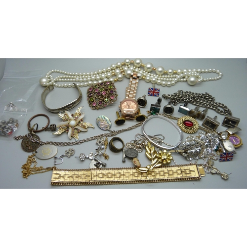 870 - A collection of jewellery including a silver pendant and chain, brooches including Sarah Coventry, a... 