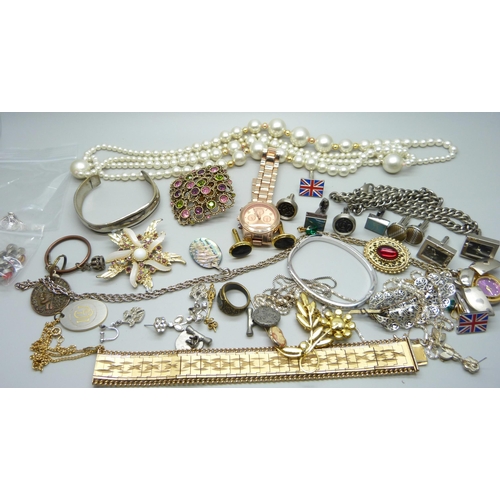 870 - A collection of jewellery including a silver pendant and chain, brooches including Sarah Coventry, a... 