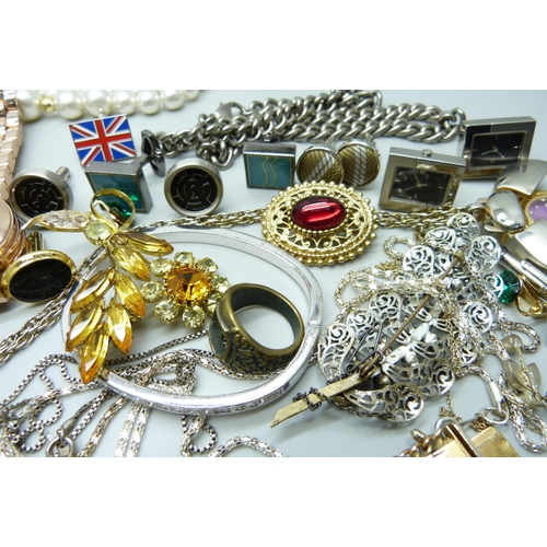 870 - A collection of jewellery including a silver pendant and chain, brooches including Sarah Coventry, a... 