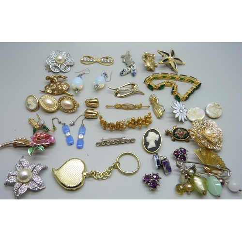 874 - A collection of costume jewellery