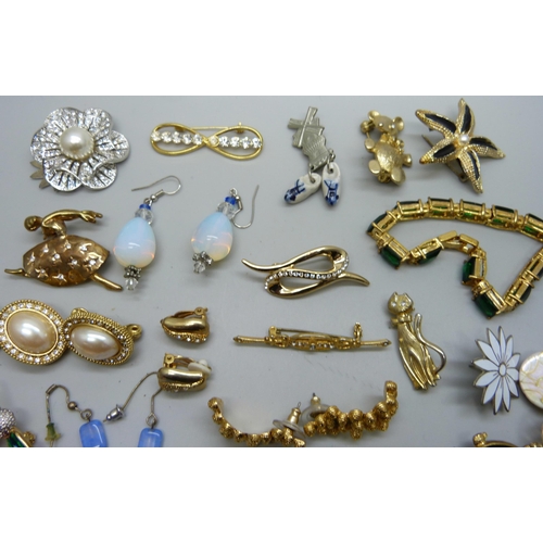 874 - A collection of costume jewellery