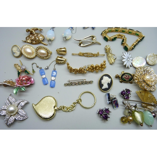 874 - A collection of costume jewellery