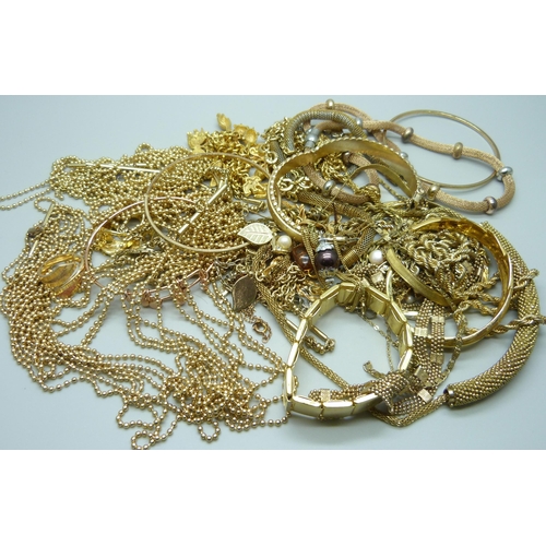 879 - A collection of gold tone jewellery