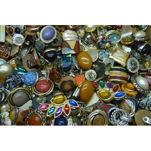 884 - A collection of costume earrings and a collection of cloisonne jewellery