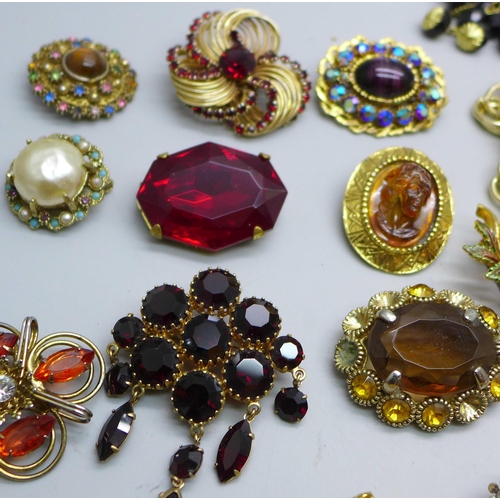 890 - A collection of costume jewellery including paste set brooches