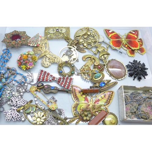 891 - A collection of Edwardian and 1920s/30s vintage costume jewellery