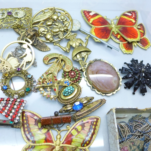 891 - A collection of Edwardian and 1920s/30s vintage costume jewellery