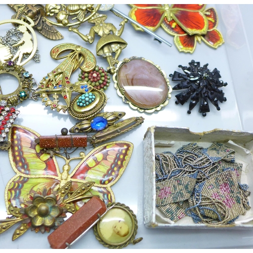 891 - A collection of Edwardian and 1920s/30s vintage costume jewellery