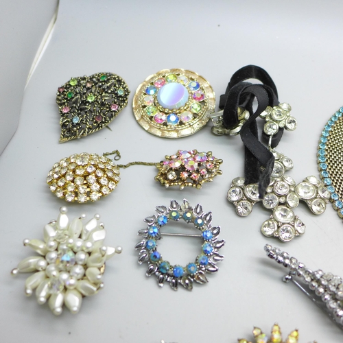 892 - A collection of paste set costume jewellery