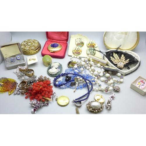 895 - A collection of vintage jewellery, compacts, etc.