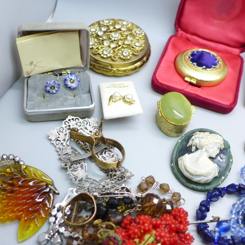 895 - A collection of vintage jewellery, compacts, etc.