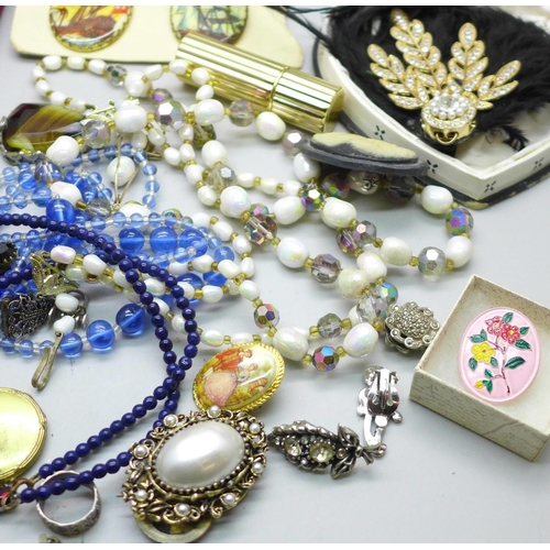 895 - A collection of vintage jewellery, compacts, etc.