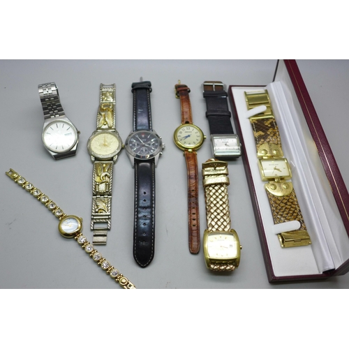 901 - A Michael Kors lady's watch, two Fossil wristwatches, DKNY, etc.