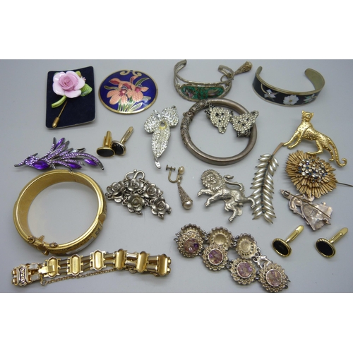 903 - A collection of costume jewellery