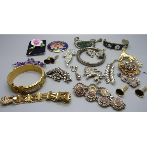 903 - A collection of costume jewellery