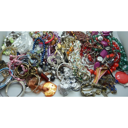 906 - A collection of costume jewellery