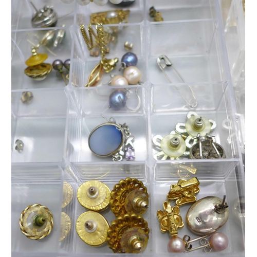 907 - A collection of costume jewellery