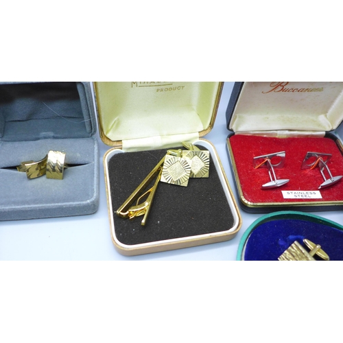 912 - A collection of cufflinks and tie pins