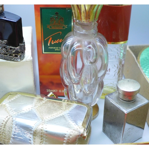 914 - Vintage perfumes, bottles, gifts, etc. including 4.5ml Lalique Eau de Toilette and Bourjois Evening ... 