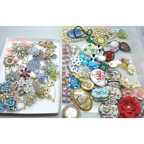 915 - A collection of vintage costume jewellery including brooches, necklaces etc.