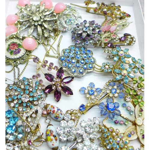 915 - A collection of vintage costume jewellery including brooches, necklaces etc.