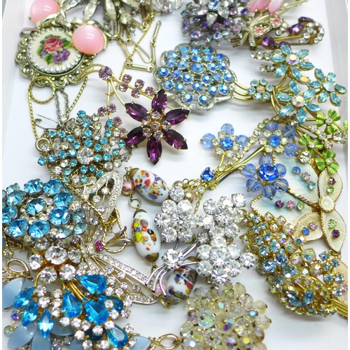 915 - A collection of vintage costume jewellery including brooches, necklaces etc.