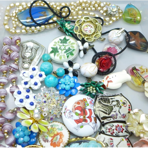 915 - A collection of vintage costume jewellery including brooches, necklaces etc.