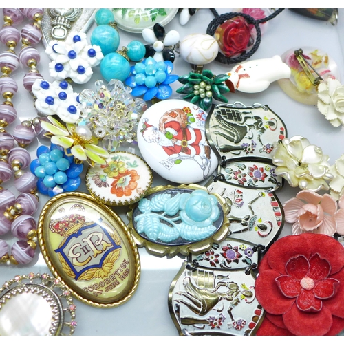 915 - A collection of vintage costume jewellery including brooches, necklaces etc.