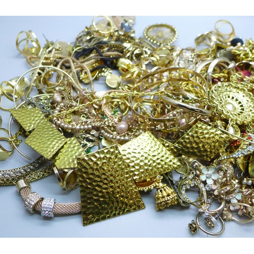 916 - A collection of gold tone jewellery