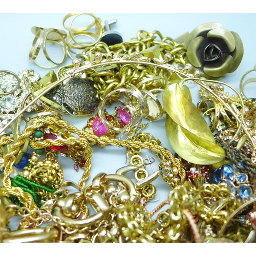 916 - A collection of gold tone jewellery