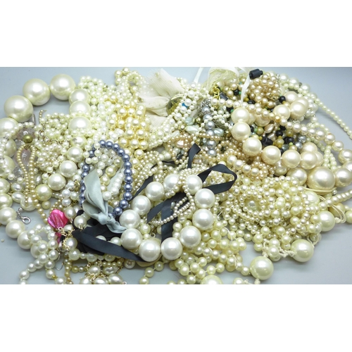 917 - A collection of faux pearls