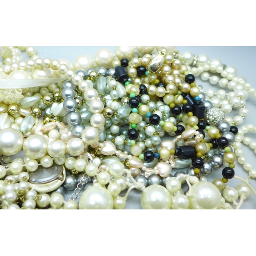 917 - A collection of faux pearls