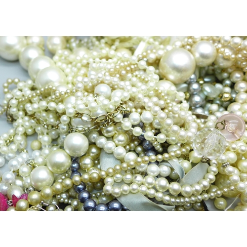 917 - A collection of faux pearls