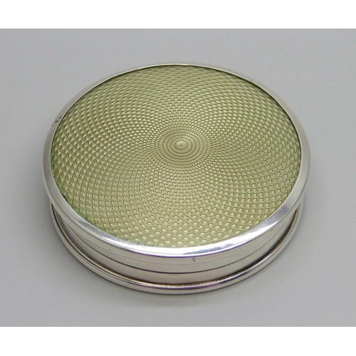 922 - An Art Deco silver compact with engine turned design, Birmingham, 1927, 5.5cm