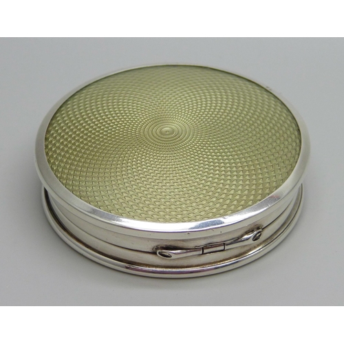 922 - An Art Deco silver compact with engine turned design, Birmingham, 1927, 5.5cm