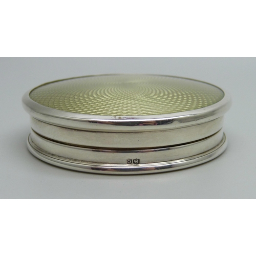 922 - An Art Deco silver compact with engine turned design, Birmingham, 1927, 5.5cm